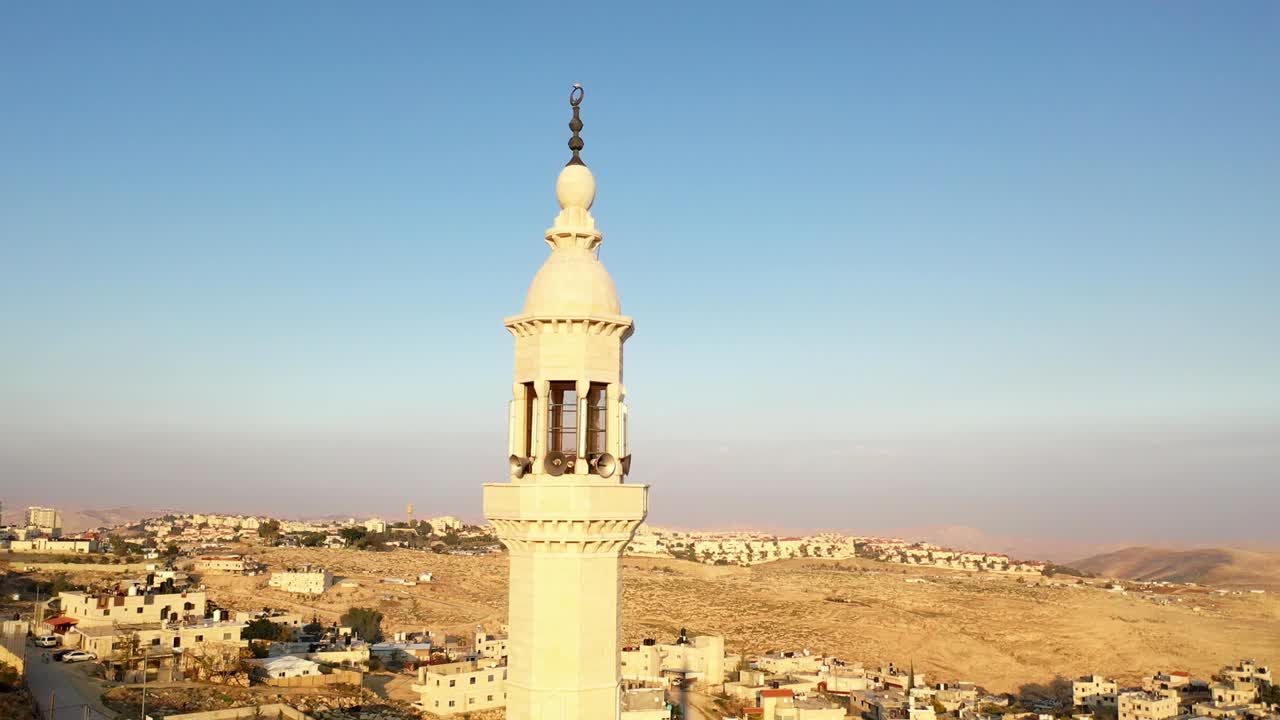 minarete de la torre de la mezquita en la ciudad de palestina, vista aérea