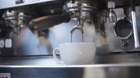 el barista hace un mal trago y el café se derrama en el asa