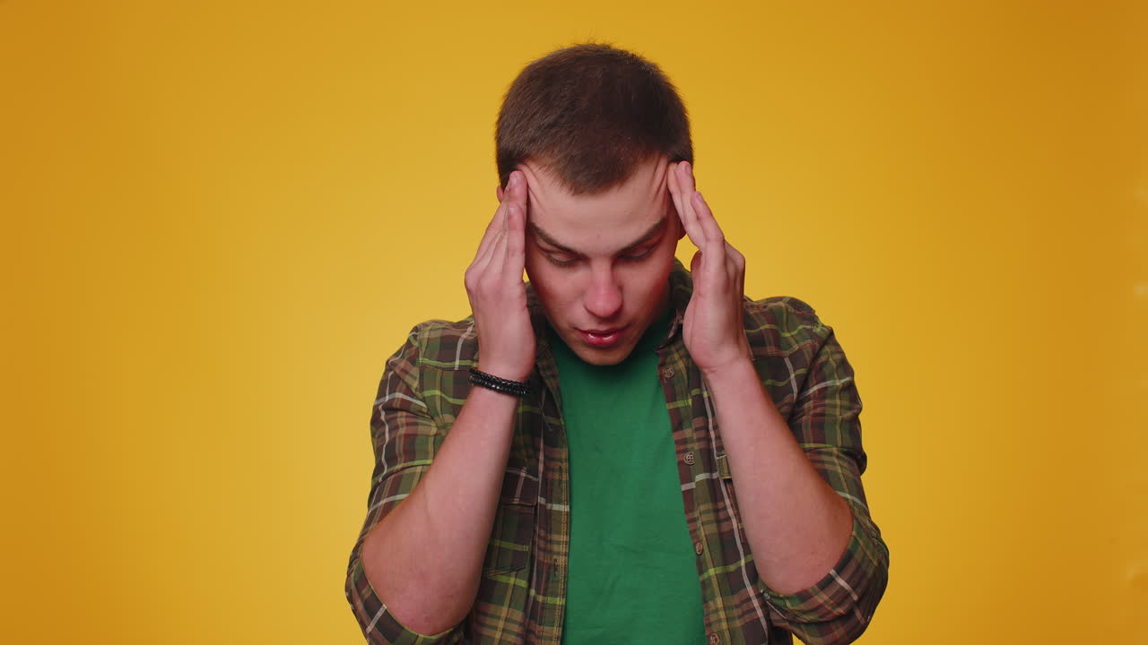 joven frotando las sienes para curar el dolor de cabeza problema, sufriendo de tensión y migaine, estrés, dolor