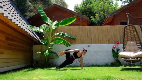 Una-Mujer-Haciendo-En-El-Jardin