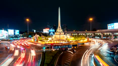 timelapse road traffic of victory monument at night