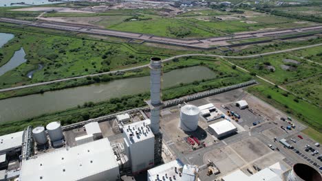 Grain-Chp-Power-Station-Kent-Uk-Schornsteinsturm-Beschädigte-Drohnenluftaufnahme