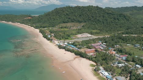 Hermosa-Vista-Aérea-Del-Drone-Paraíso-Telok-Melano-Sarawak,-Kampung-Telok-Melano-Fue-Una-Vez-Un-Refugio-Durante-Las-Tormentas-Marinas-Para-Los-Comerciantes-Desde-Sambas,-Indonesia-Hasta-Kuching