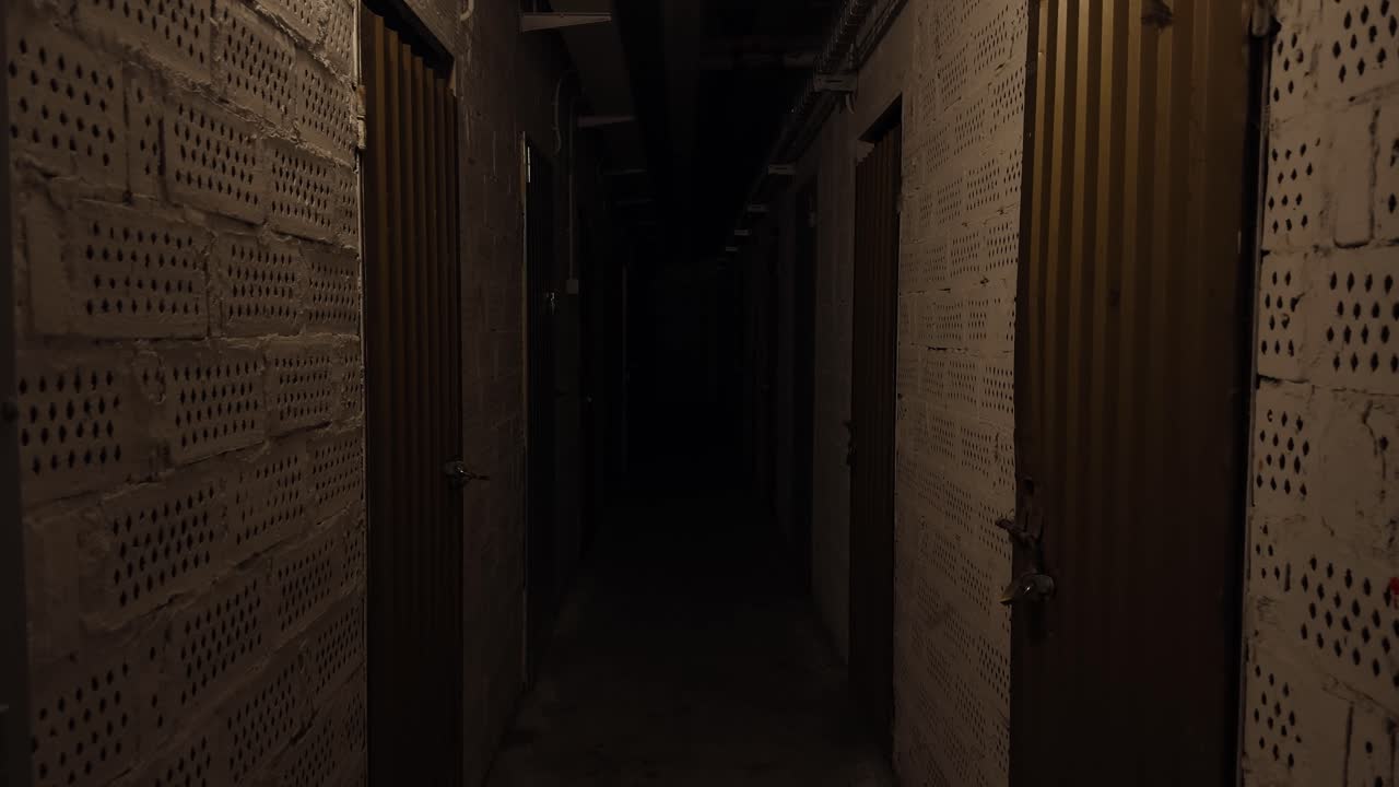 Corredor subterrâneo com iluminação fraca, portas de metal e paredes de concreto. Atmosfera assustadora e abandonada