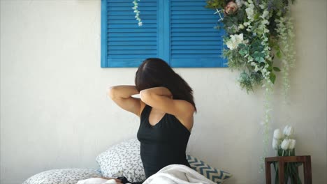 mujer estirándose en la cama