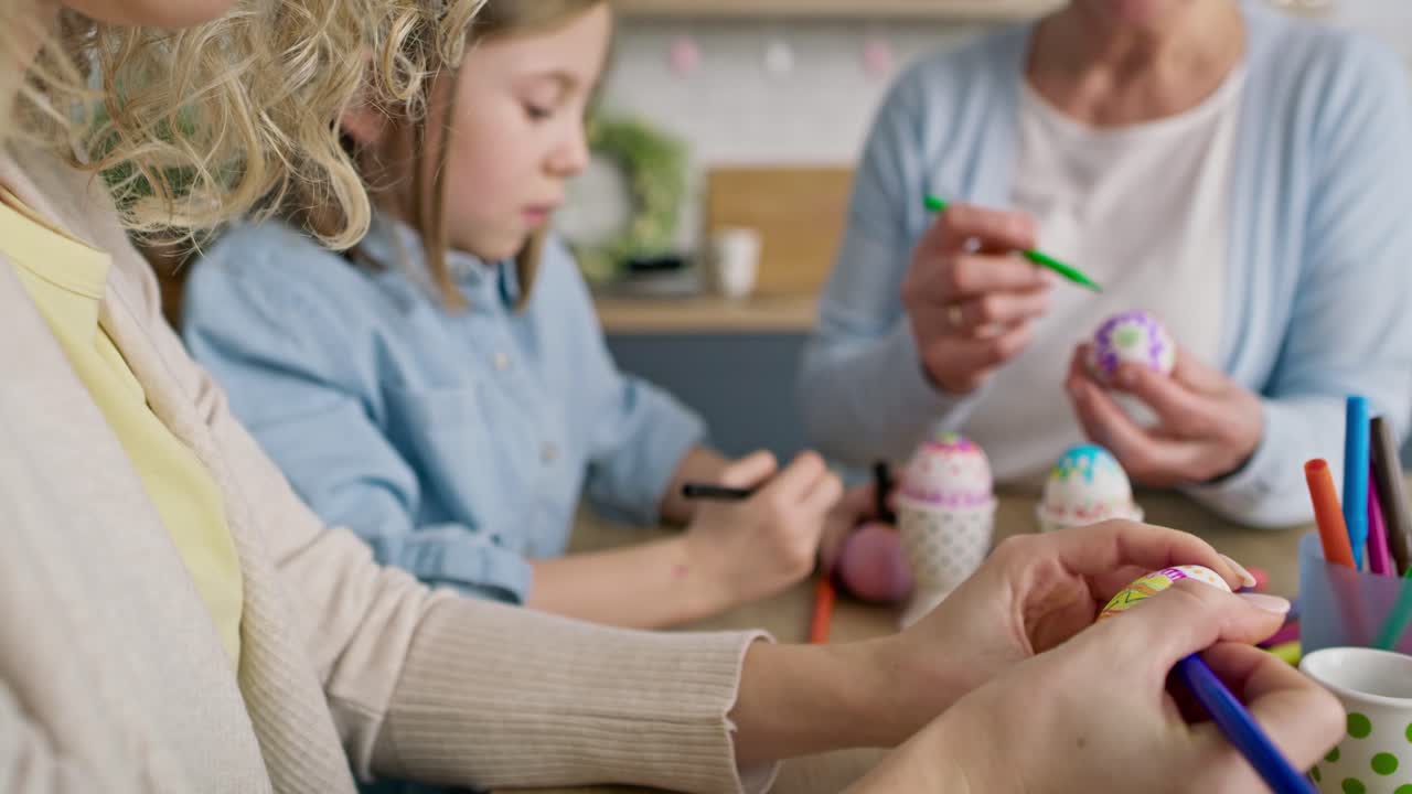 video de seguimiento de la coloración de huevos de pascua en casa