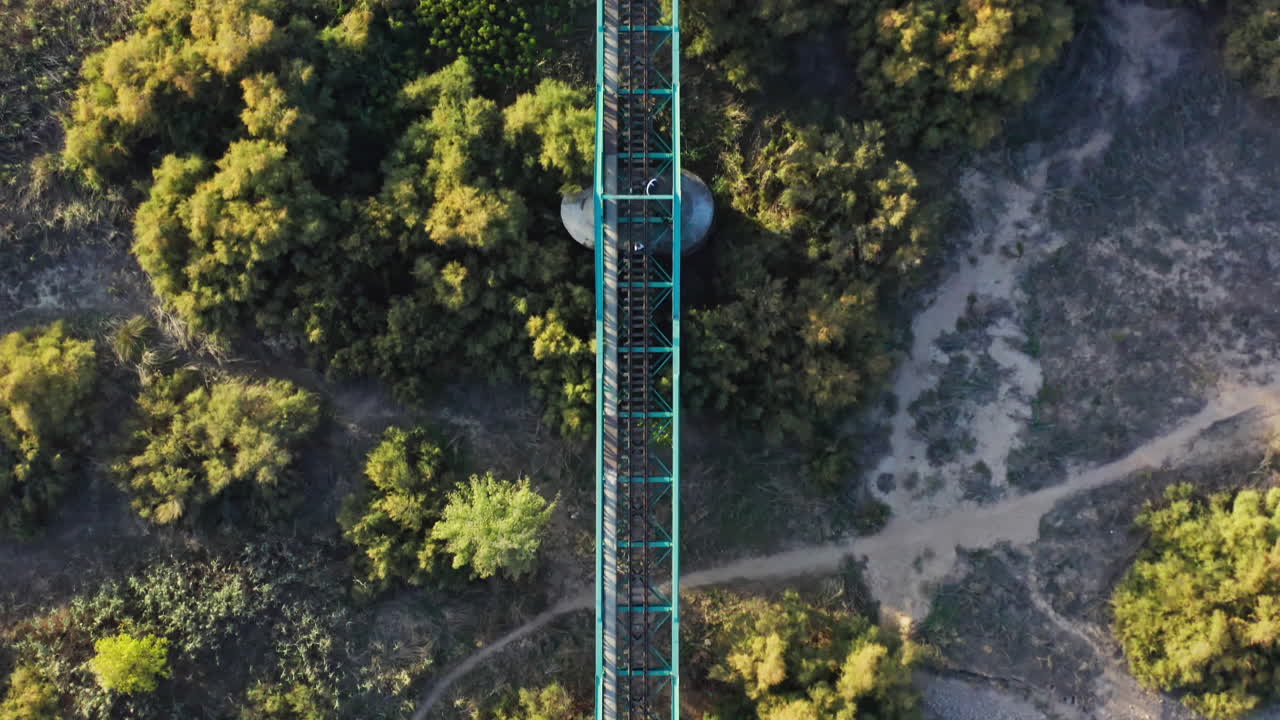 puente ferroviario verde abandonado en el campo rural de españa, de arriba hacia abajo