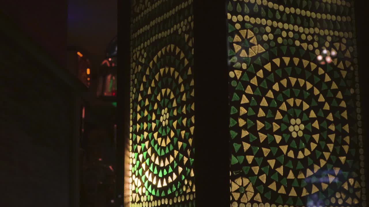 lámpara de linterna india patrón tradicional brillo magia decoración hindú