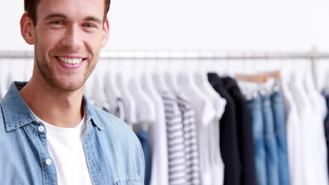 hombre de compras sonriendo a la cámara