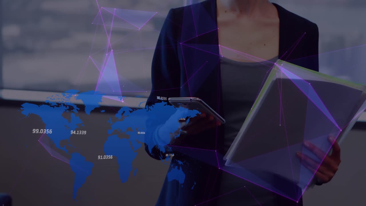 animación del procesamiento de datos y el mapa sobre la mujer utilizando el teléfono inteligente