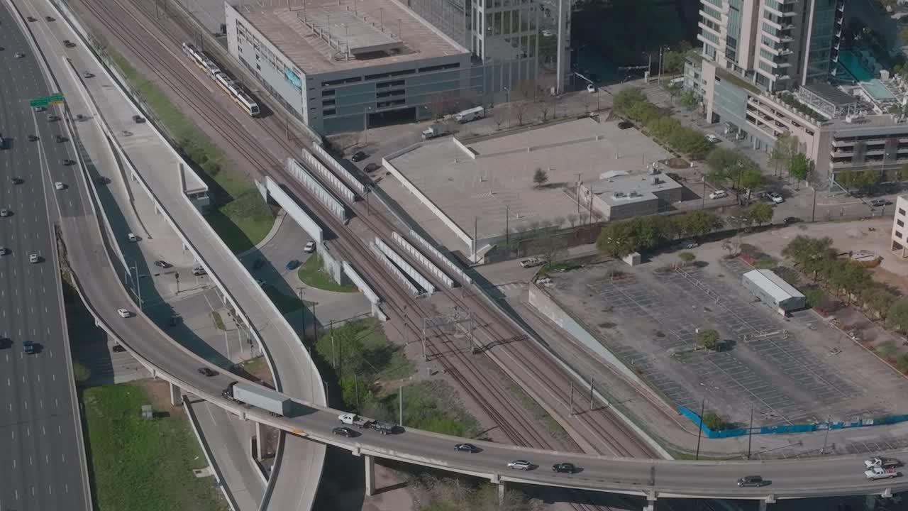 Vista del centro de Dallas con carreteras y trenes en Texas