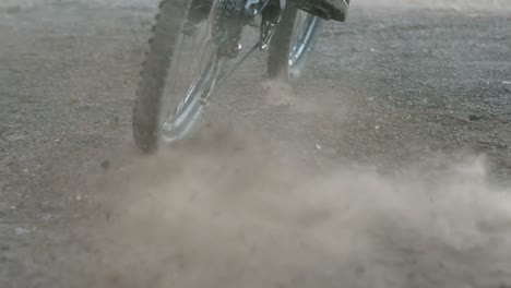hombre activo montando una bicicleta de tierra