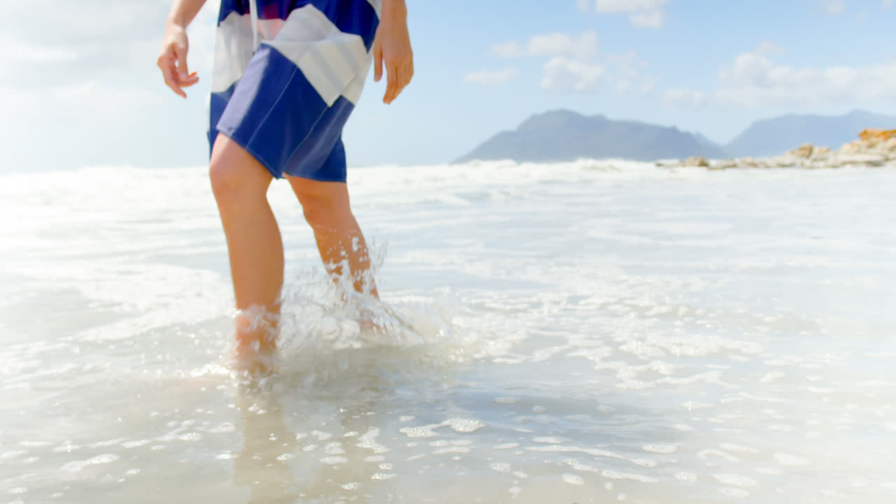 ⁇ 은 날 해변에서  ⁇ 는 여성의 낮은 섹션 4k