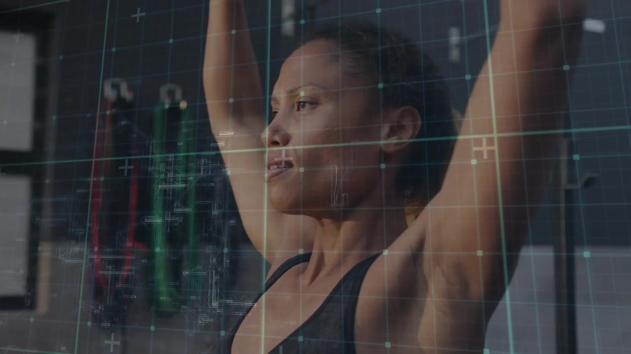 Video verticale: Clip che inizia, donna in reggiseno sportivo che si abbassa, sollevando manubri in palestra per la forza