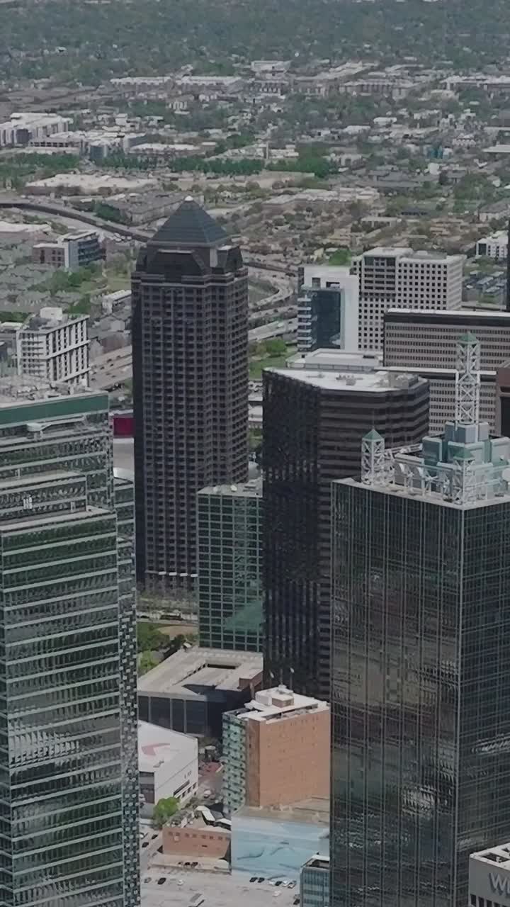 Vista del centro di Dallas dall'alto con edifici e strade