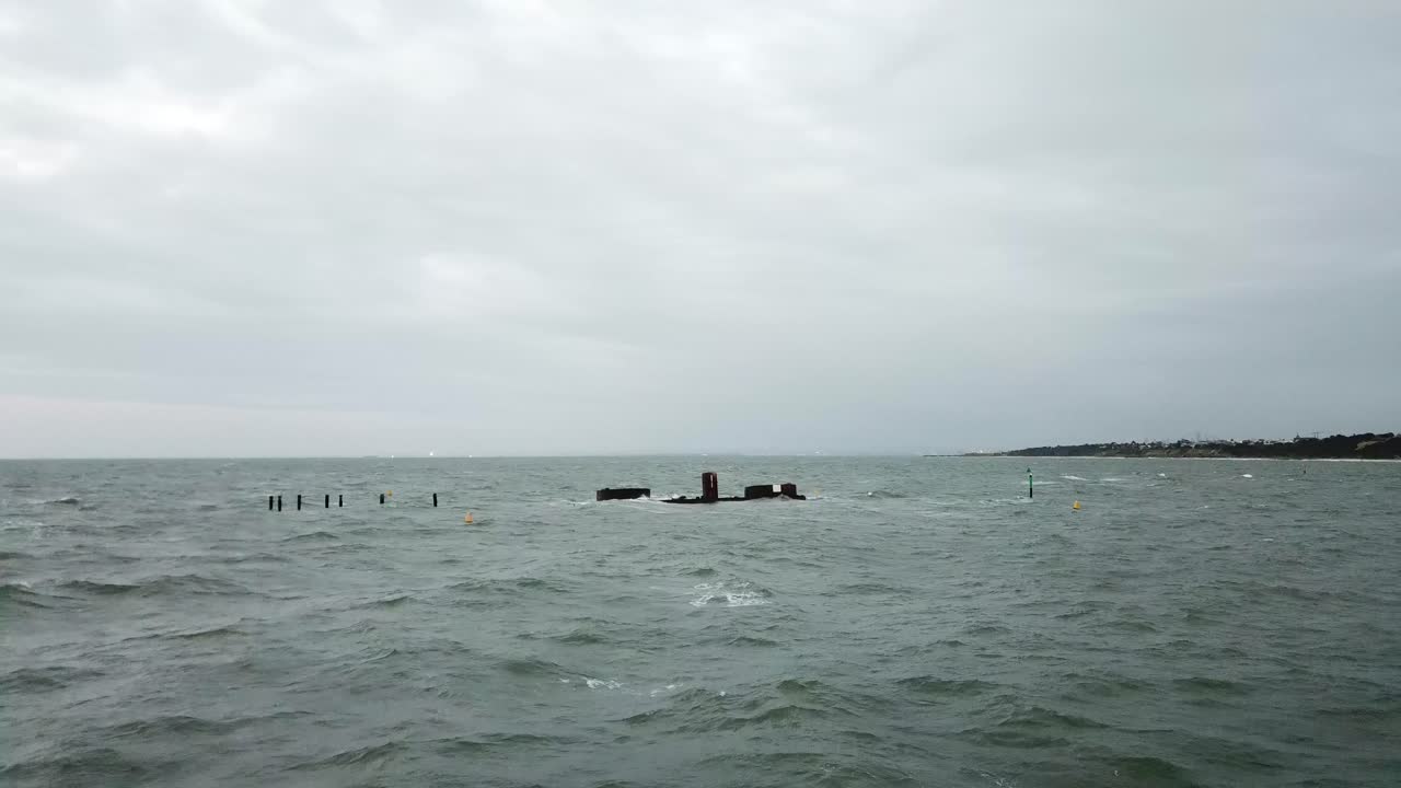 무인 항공기 공중 바다 위에 멜버른 물결 모양의 바람이 흐린 흐린 선박 난파선
