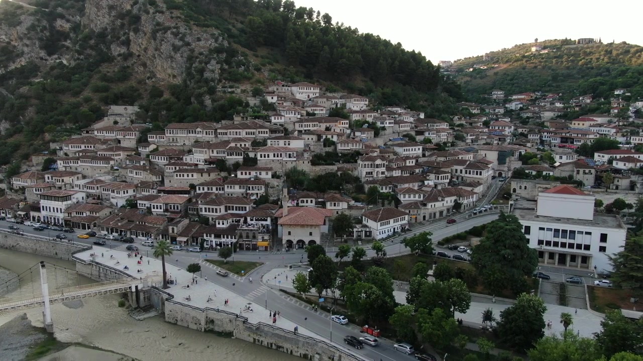 Pemandangan drone 4K Berat, Albania, kota seribu jendela. Satu pengambilan gambar