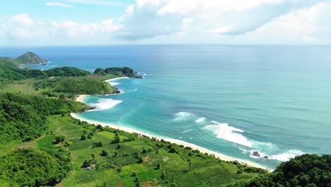 Amplio-Y-Vívido-Paisaje-Aéreo-Donde-El-Océano-Se-Encuentra-Con-La-Tierra,-Playa-Tropical-Con-Cielo-Azul-Abierto,-Horizonte-Despejado-Al-Final-Del-Mundo