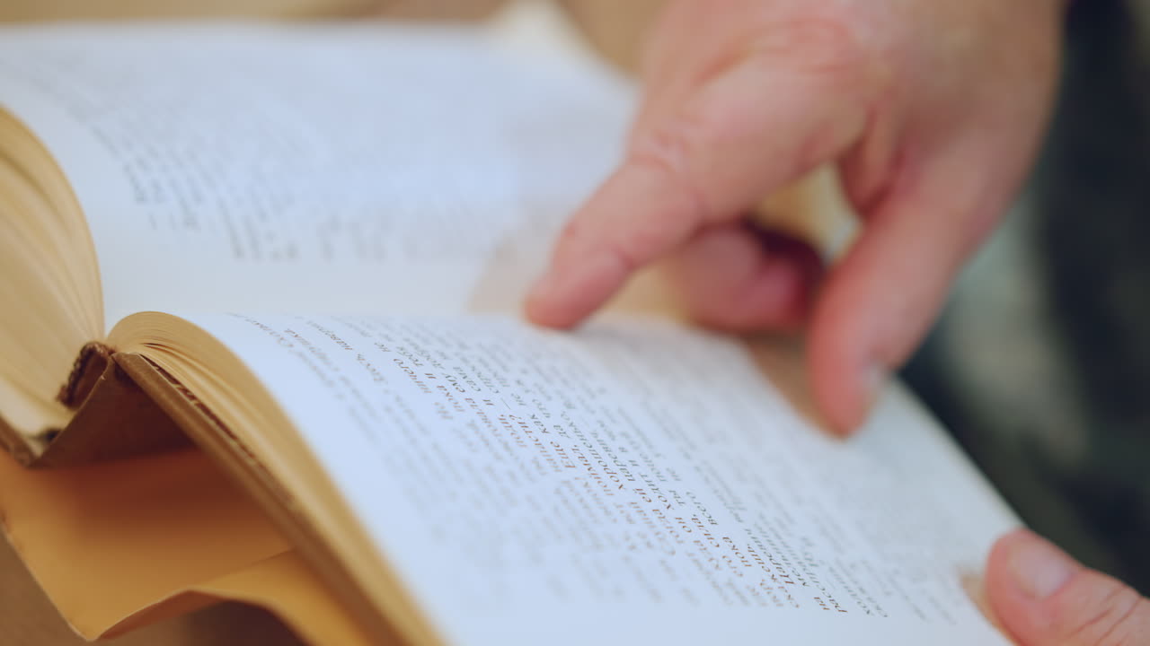Nærbillede af ældre hænder, der følger blindskriftssider, bedstemor følger forsigtigt de prægede linjer med fingerspidserne, langsomme sideskift, blødt indendørs lys, fokuseret studie og stille eftertanke fra skiftende vinkler.