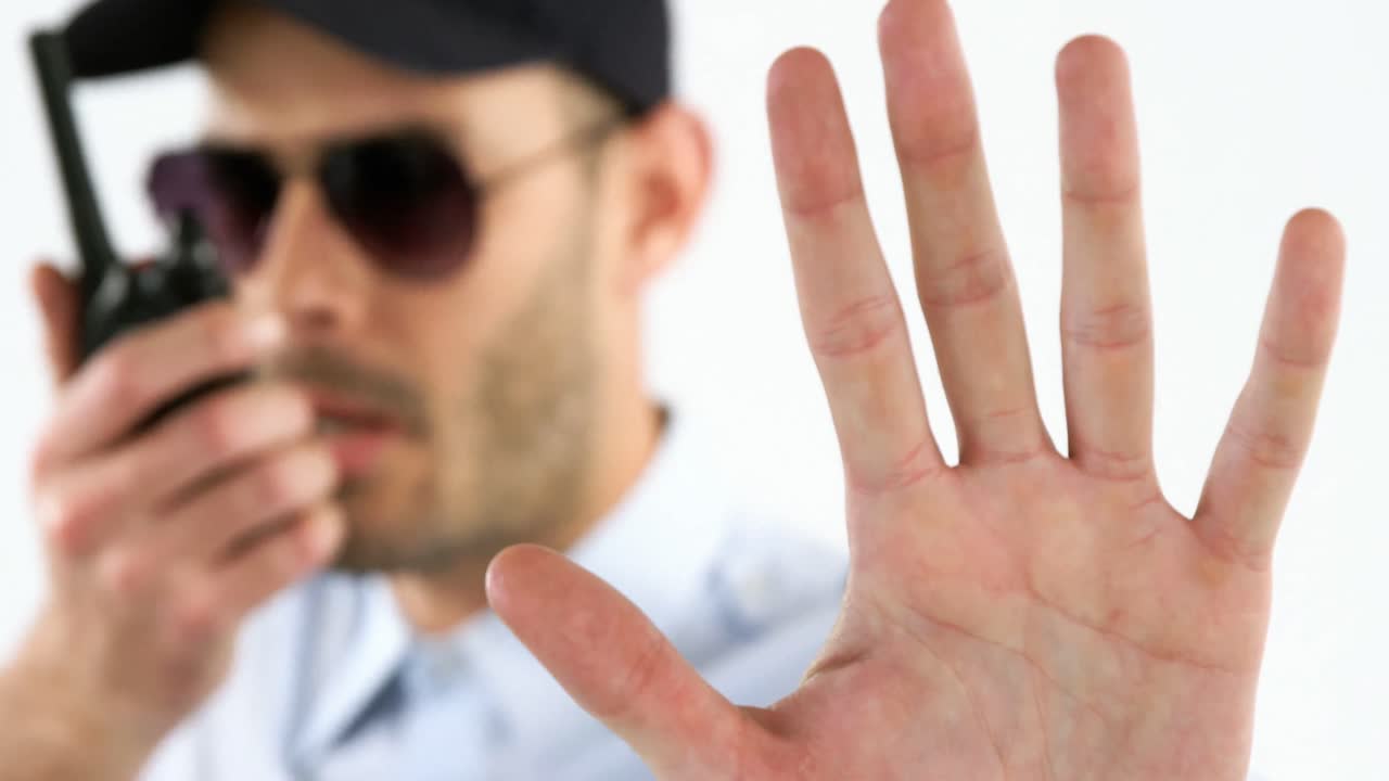 el guardia de seguridad hablando por walkie talkie.