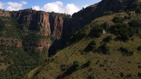 Tomas-Aéreas-De-Una-Montaña-Y-Una-Cascada-En-Mpumalanga,-Sudáfrica.