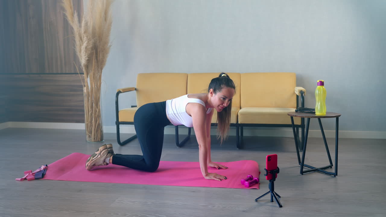 mujer haciendo ejercicio en casa
