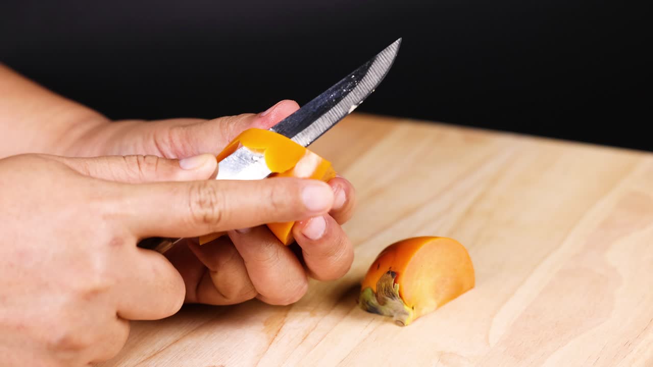 손 으로 익은 파시몬 과일 의 질 을 능숙 히 벗기다