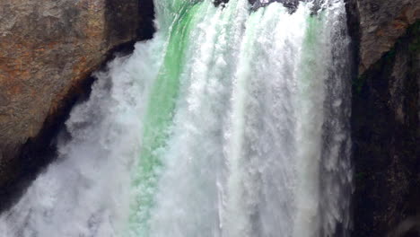 primer plano de cámara ultra lenta de agua cayendo en cascada sobre las cataratas inferiores de yellowstone