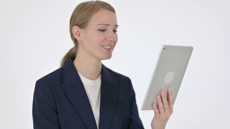 llamada de video en tableta por una joven mujer de negocios en fondo blanco