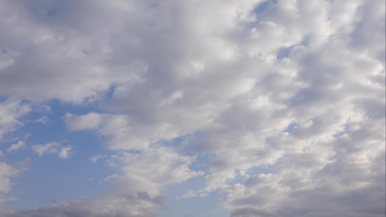 cielo azul nubes blancas. nubes puffy fluffy blancas. nube cúmulo scape lapso de tiempo. verano cielo azul lapso de tempo. dramático majestuoso increíble cielo azul. nubes blancos suaves se forman. nubes fondo lapso de time