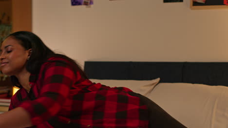 mujer relajándose en el dormitorio