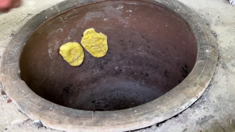 Pegue-La-Masa-De-Pan-De-Galleta-Amarilla-Al-Horno-De-Barro-Redondo-Y-Caliente-En-La-Habilidad-De-Panadería-Tradicional-En-El-Medio-Oriente-Para-Hacer-Un-Pastel-Dulce-De-La-Gente-Local-Persa-Culinaria-árabe-Sabrosa-Y-Deliciosa-Cocina