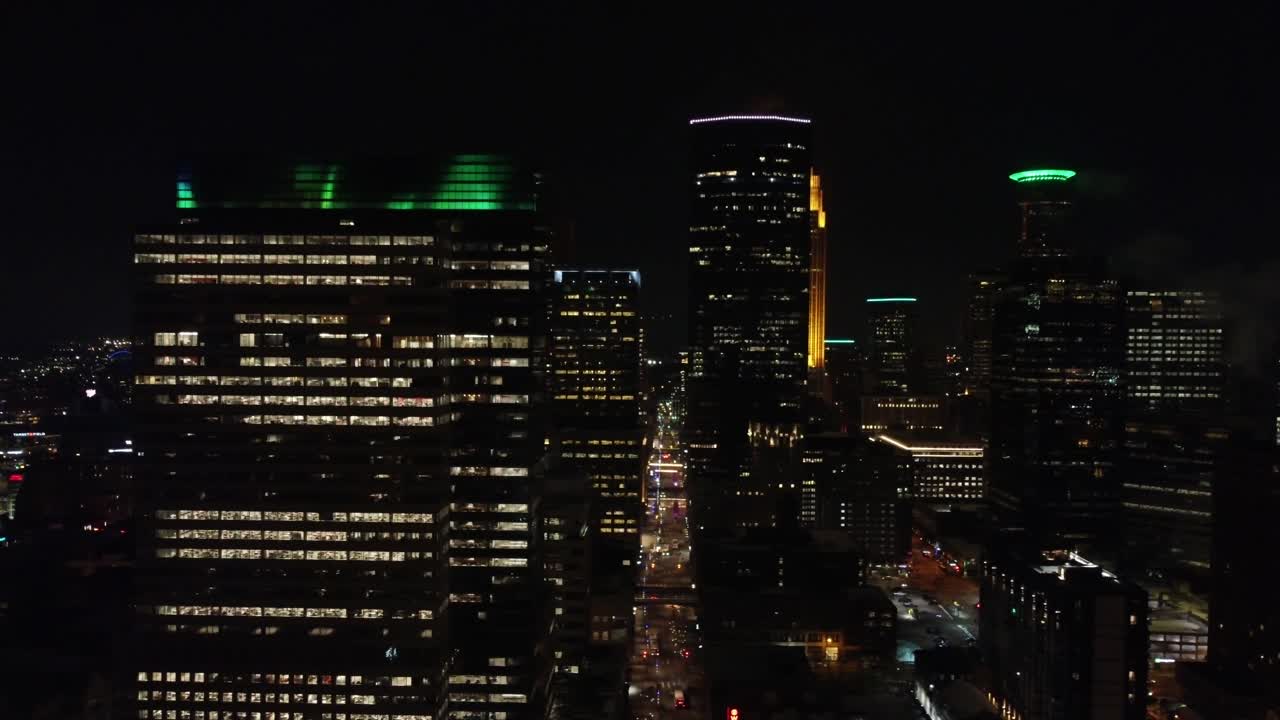 drone de lado dolly a través del centro de minneapolis en una noche de niebla 4k