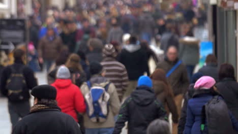 calle llena de gente en la gran ciudad