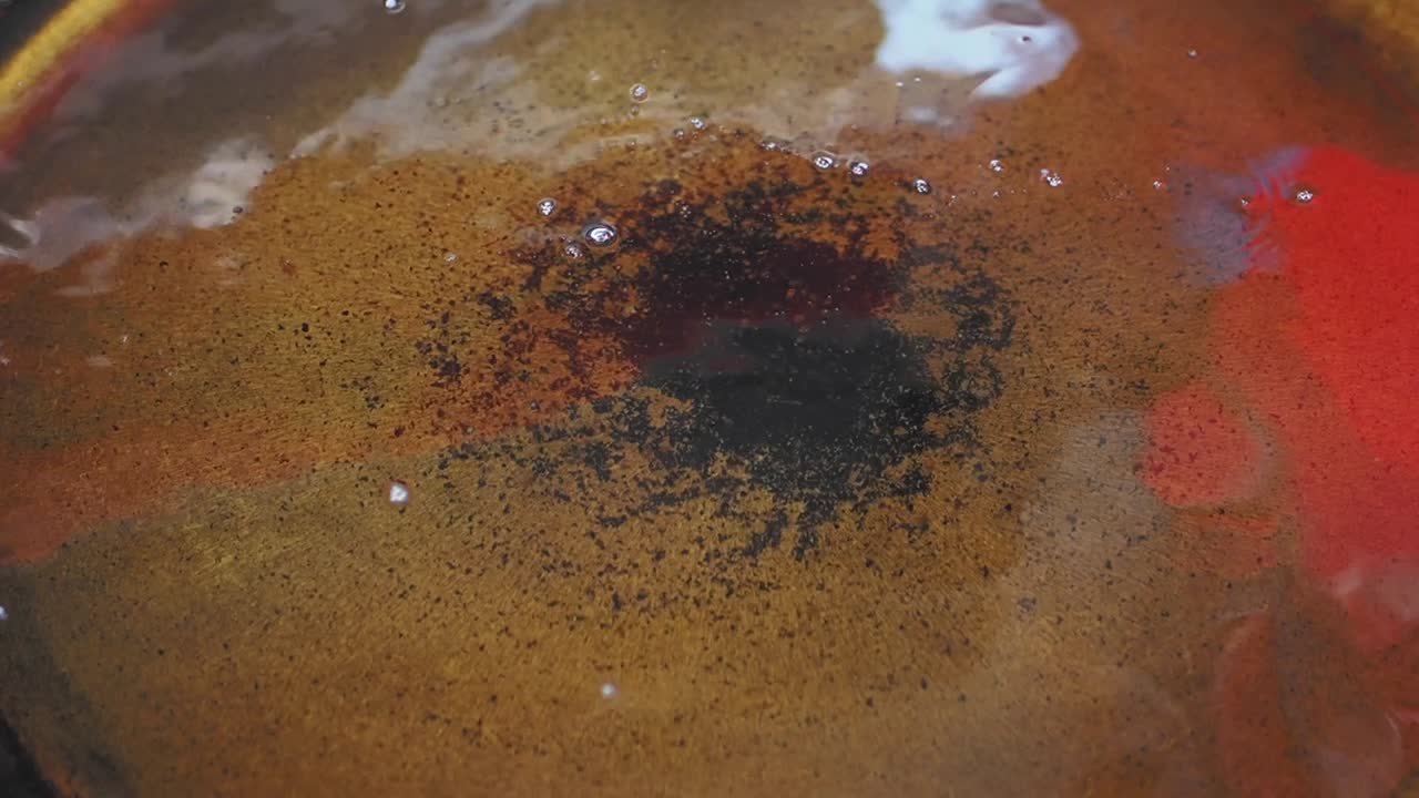 팬에 뜨거운 기름