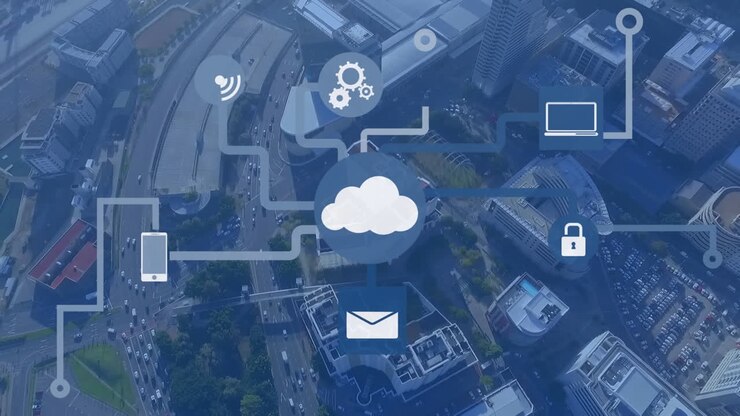 Animazione di una nuvola e icone digitali con elaborazione dati sovrapposta a un paesaggio urbano.
