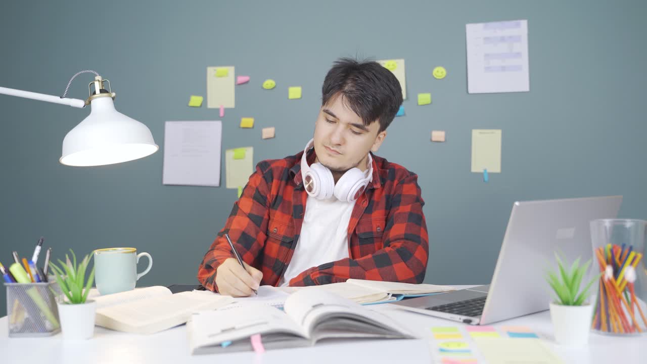 남자 학생이 복음을 받아들이고 있습니다.