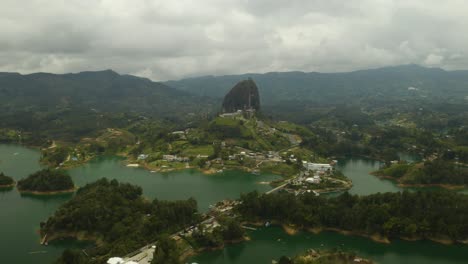 vista panorámica de la roca guatapé en un día nublado