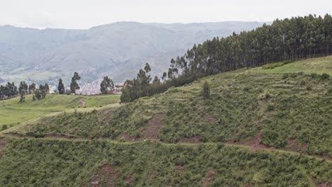 montañas con la ciudad de cusco en el valle de cusco, perú 4k 50fps