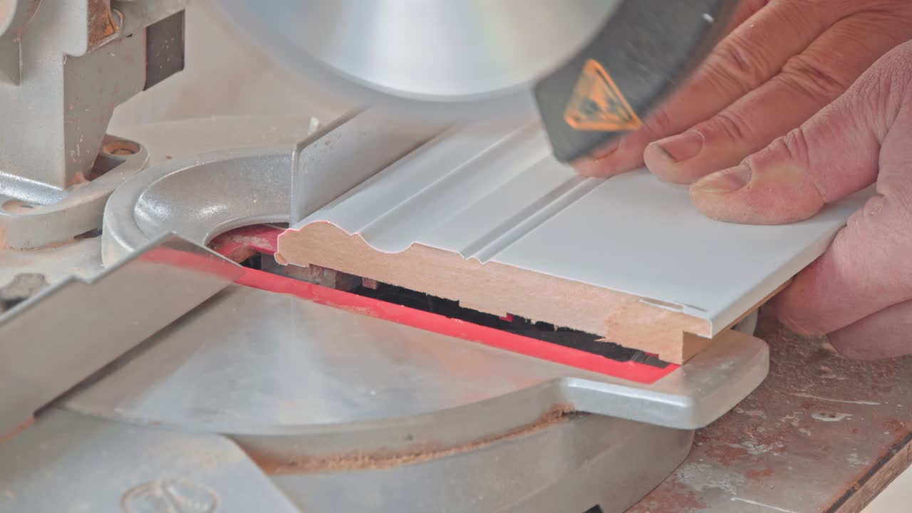 carpintero que utiliza una sierra circular para cortar tablas de madera