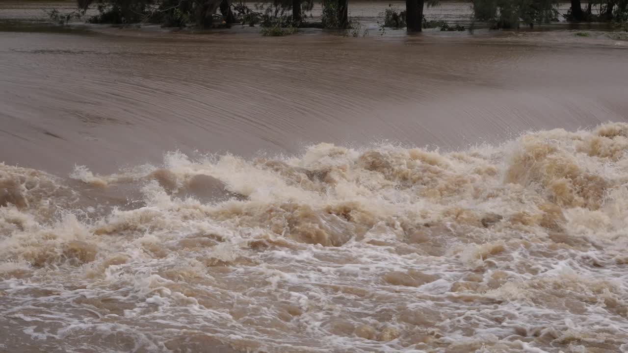 쿠메라, 골드코스트, 2024년 1월 2일 - 근접 촬영: 은 물, 쿠메라 강 교차로가 2024년 1월에 폭풍으로 인한 홍수 물에 싸여 있다.