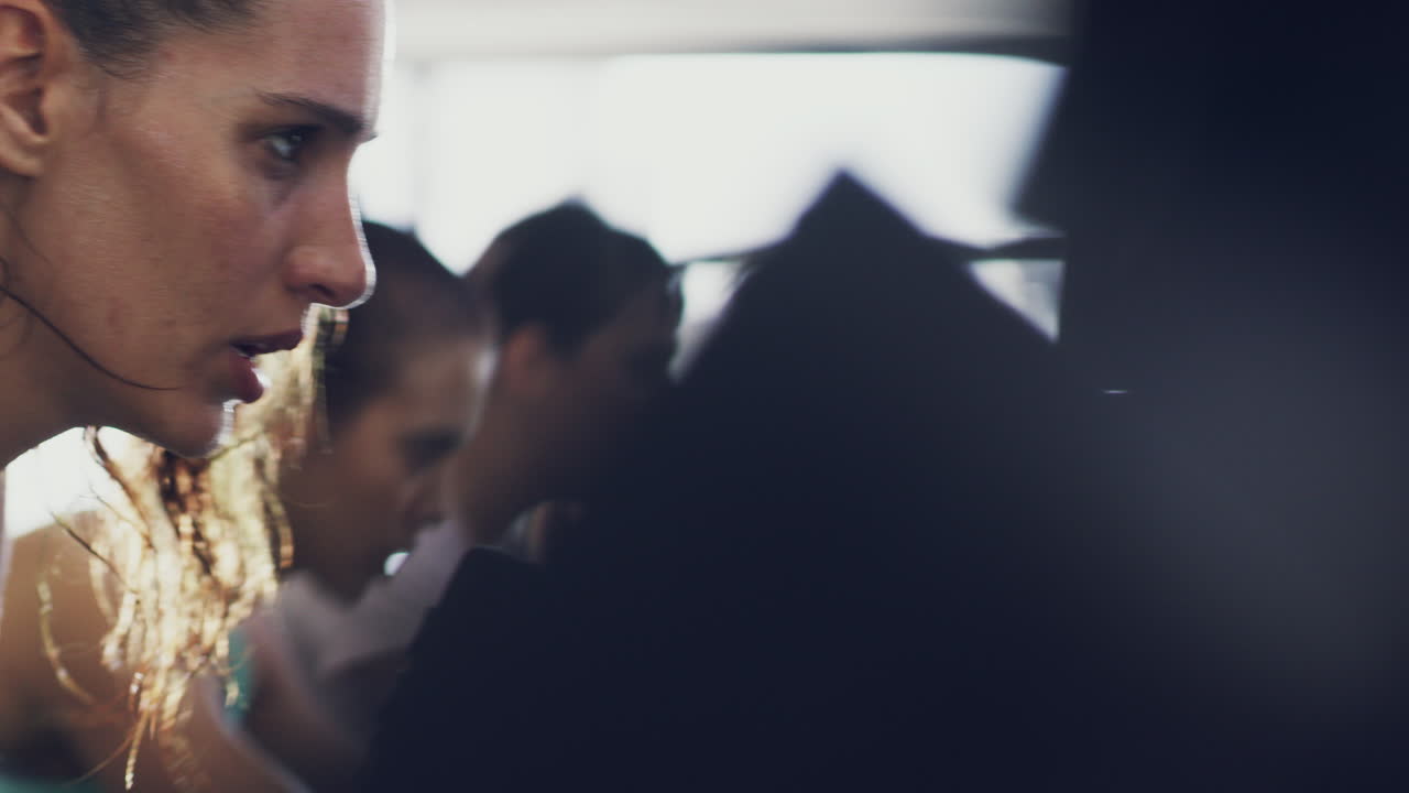 피곤, 자전거 타고 여성의 얼굴을 가진 피트니스