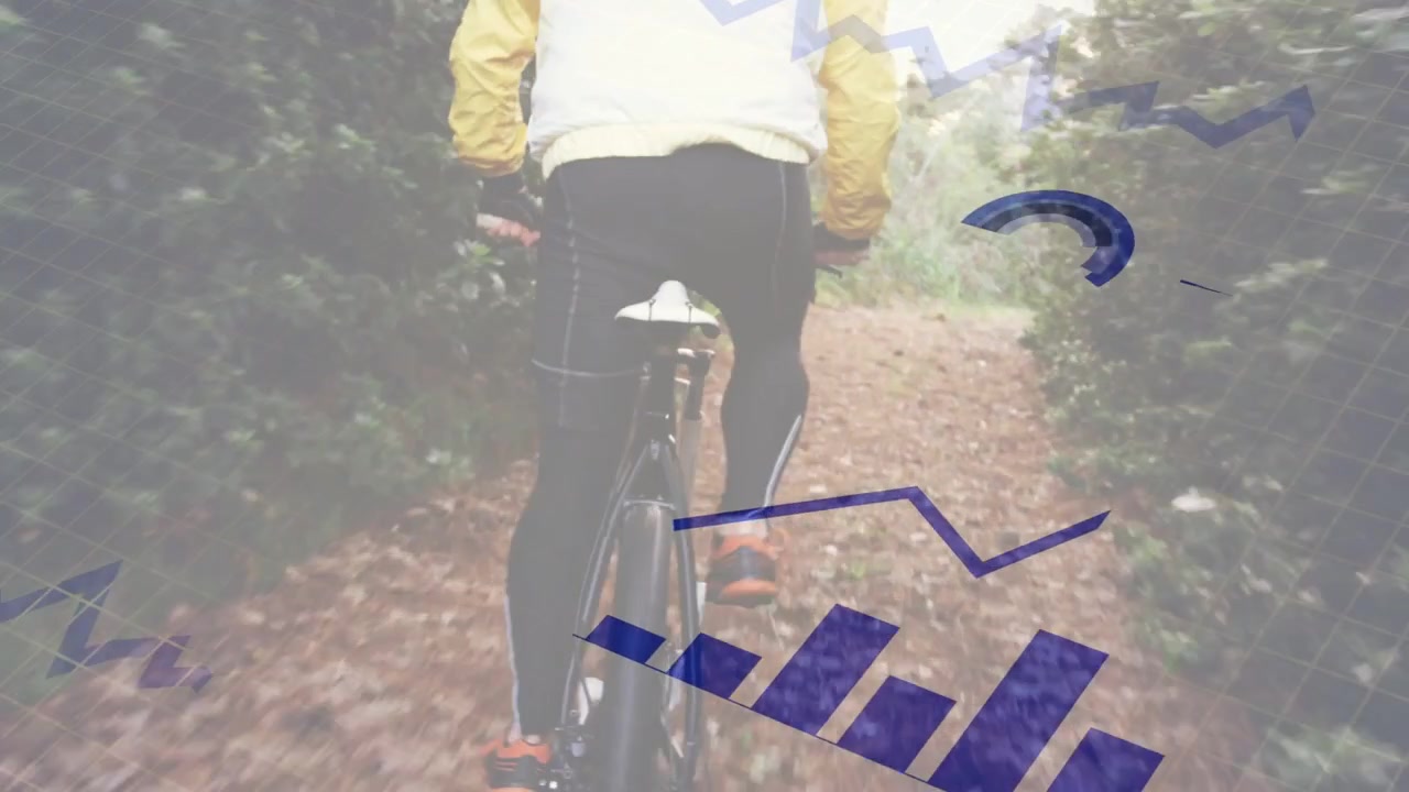 Ciclista pedaleando por un sendero estrecho, navegando hacia un claro, con gráficos de datos azules superpuestos sobre el ciclista.