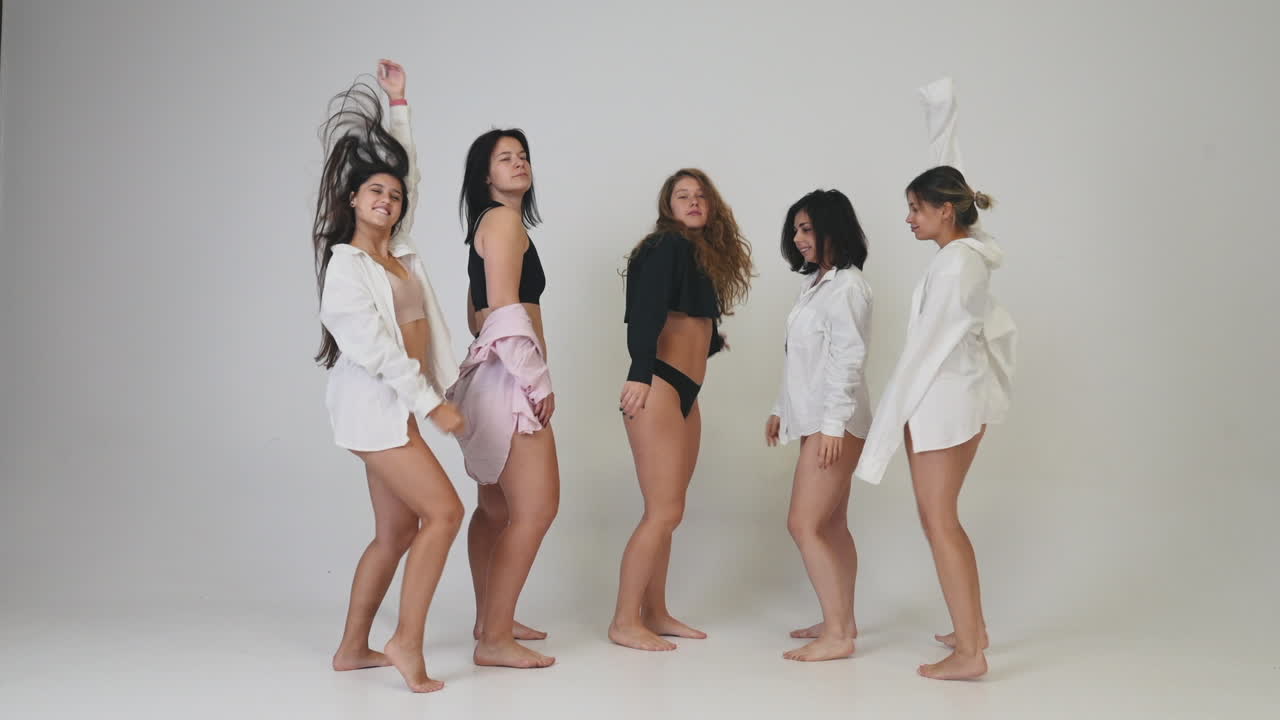 grupo de mujeres bailando