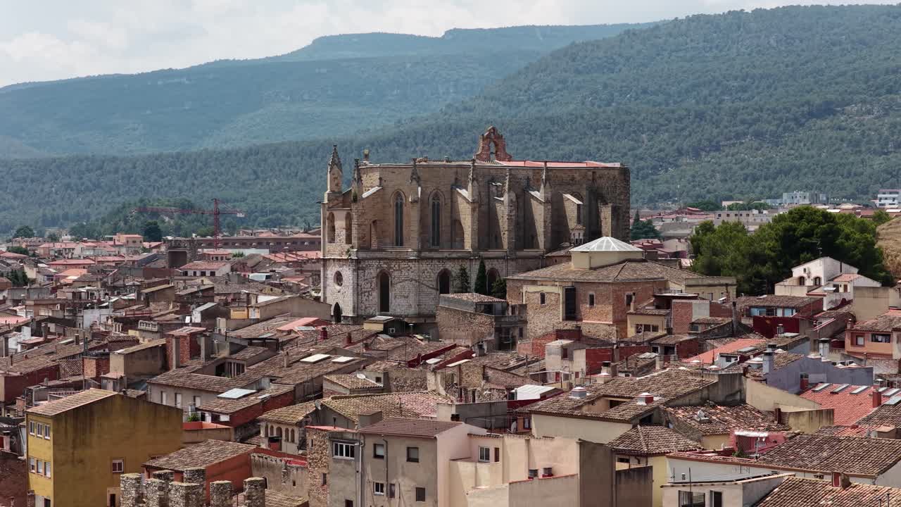 Paisaje urbano pintoresco con edificios históricos y montañas