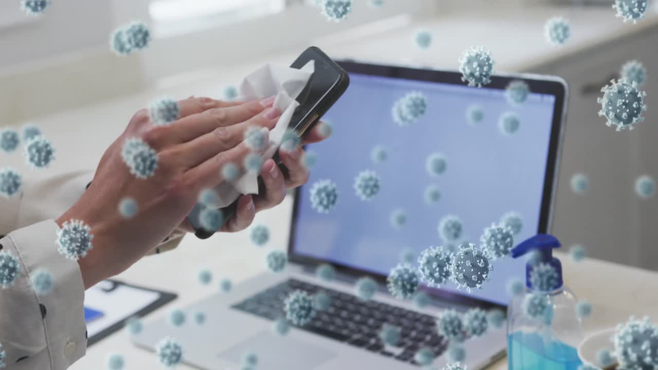 animación de células de covid 19 sobre una mujer caucásica limpiando la pantalla de un teléfono inteligente