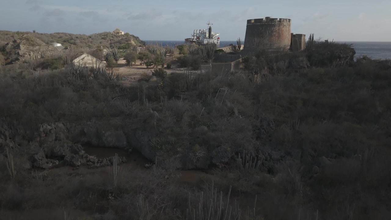 Let dronu ve zpomaleném záběru směrem k pevnosti Fort Beekenburg Curacao