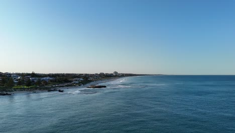드론이 퍼스 (perth) 의 트리그 비치 (trigg beach) 를 지나간다.