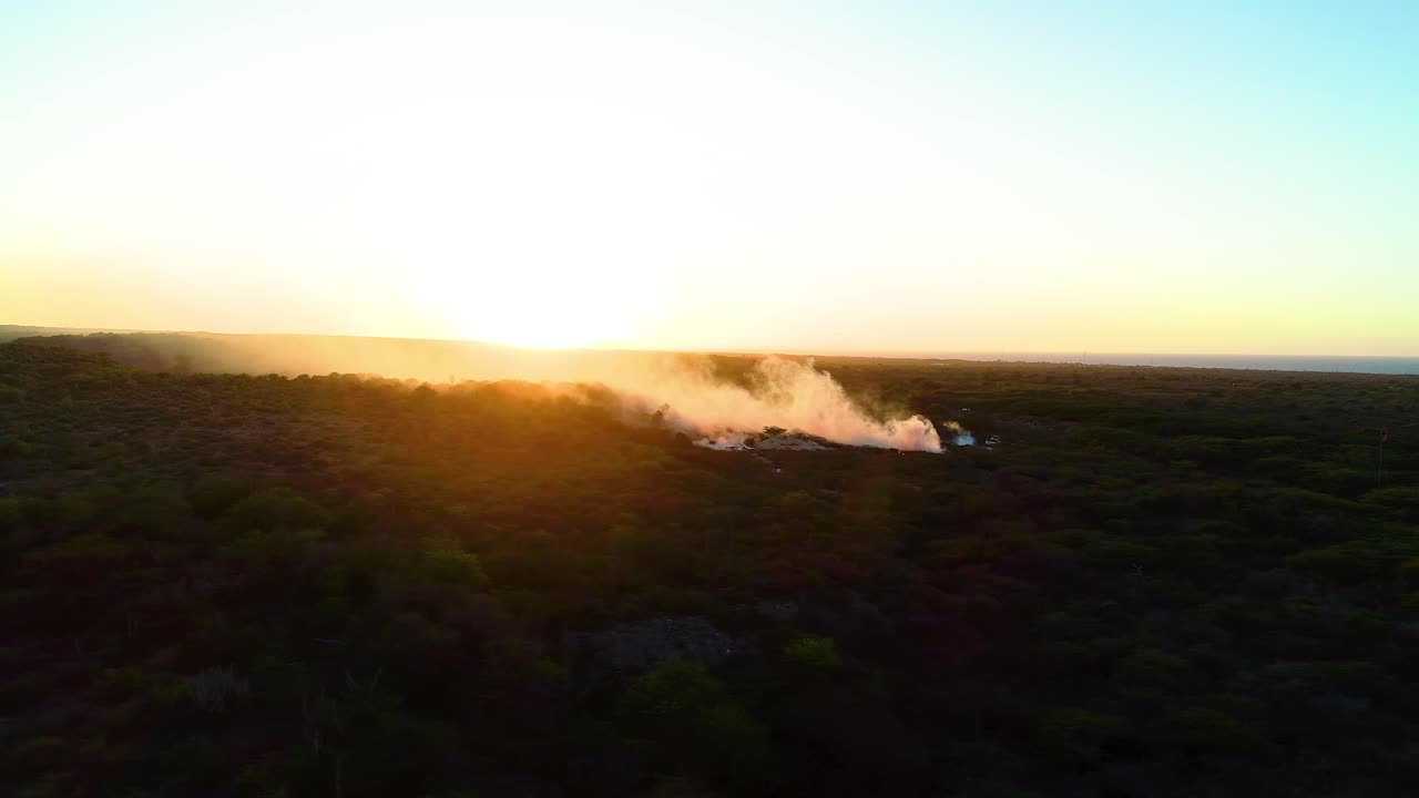 ⁇ 이 올라와 땅 속의 구 ⁇ 이에서  ⁇ 어나오고, 북쪽 쿠라카오 황금 시간 일몰