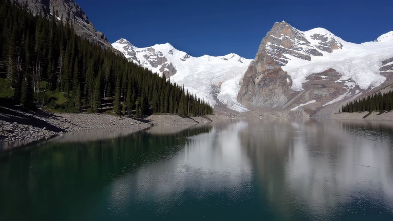 lago de montaña sereno con reflejos